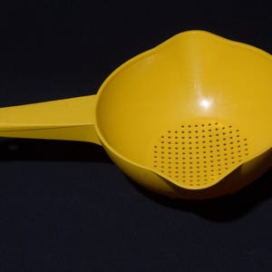 Vintage TUPPERWARE 1200 yellow made in Canada 1 Quart Colander long Handled Strainer Plastic Retro Kitchen 2 spout