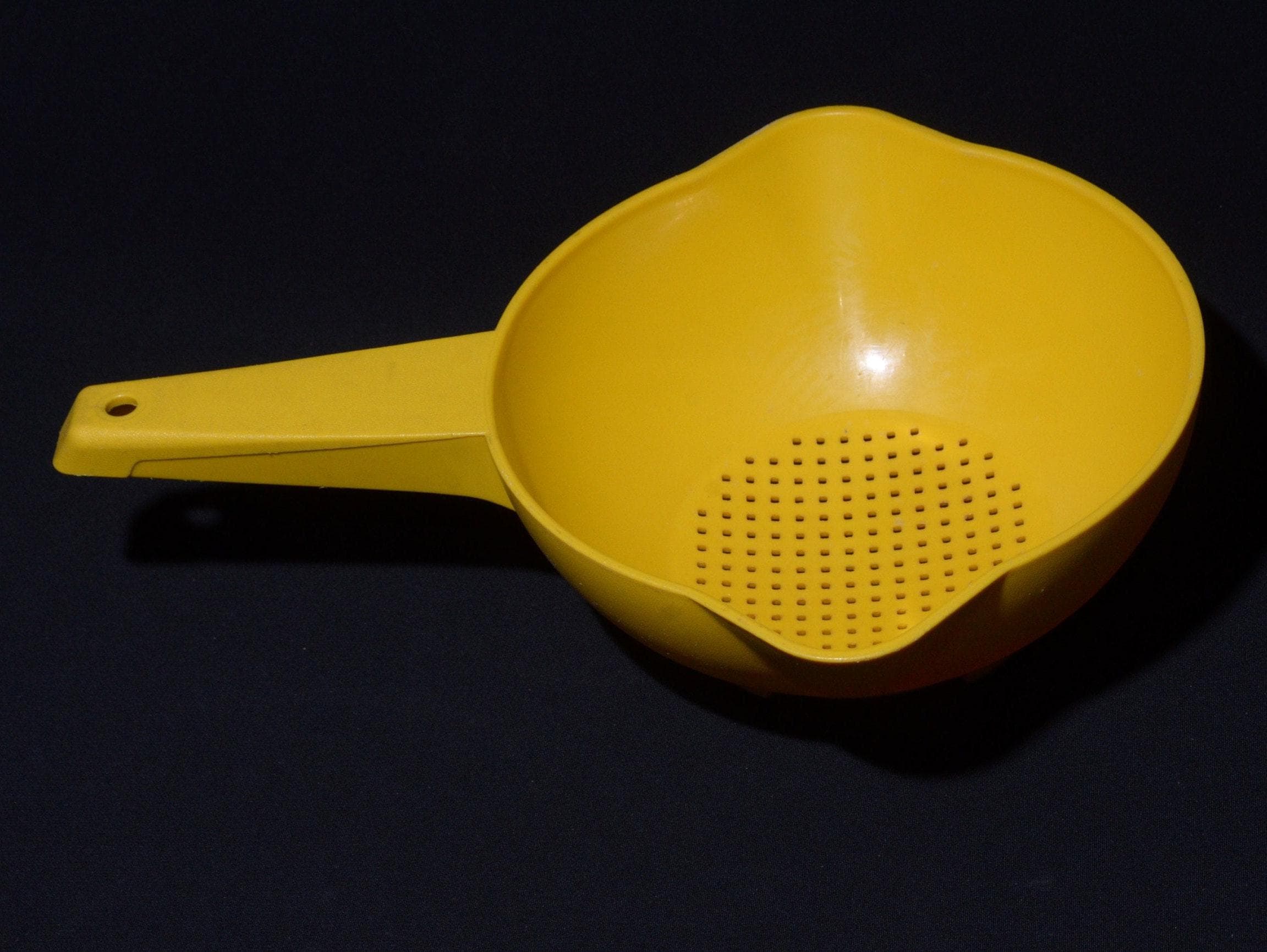 Vintage TUPPERWARE 1200 yellow made in Canada 1 Quart Colander long Handled Strainer Plastic Retro Kitchen 2 spout