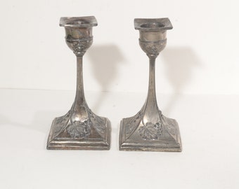 Juego de 2 candelabros de metal con diseño de uvas y hojas, 12,7 cm de alto. Par con base cuadrada.
