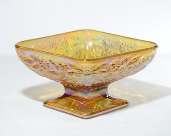 Ciotola per dolciumi vintage Carnival Glass Iridescent Marigold Diamond, con piedistallo e motivo floreale, in vetro ambrato.