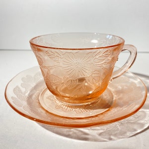 Set di 2 tazze da tè e caffè in vetro rosa effetto depressione di MacBeth-Evans con piattino e decorazioni floreali vintage. immagine 3