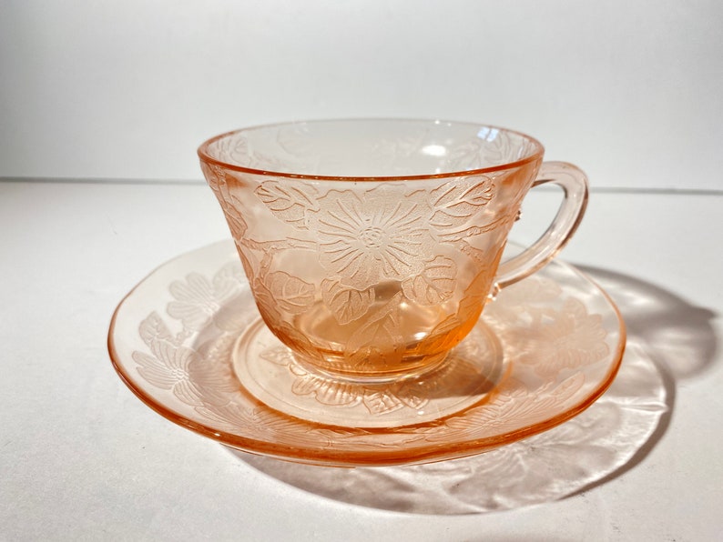Set di 2 tazze da tè e caffè in vetro rosa effetto depressione di MacBeth-Evans con piattino e decorazioni floreali vintage. immagine 3