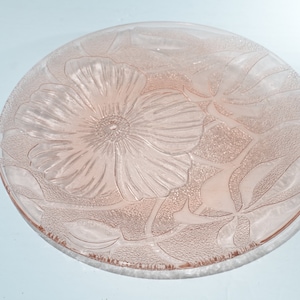 Piatto da portata vintage KIG Indonesia in vetro rosa da 10 pollici, in vetro pressato con motivo floreale in rilievo, stoviglie retrò testurizzate, colore rosa da 10 pollici