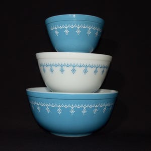 PYREX Snowflake Blue Set of 3 bowls 401, 402 and 403 Vintage Pyrex Mixing Bowl Set 1970s Vintage Blue Snowflake Garland AMAZING CONDITION
