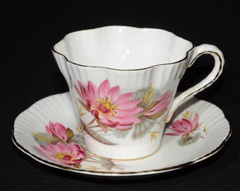Taza y platillo de porcelana fina SALISBURY con diseño de flores rosas y borde dorado, fabricada en Inglaterra, con borde festoneado y estriado, estilo vintage.