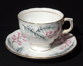 Taza y platillo COLCLOUGH color verde azulado con ramas, flores rosas y follaje. Porcelana fina con borde dorado. Inglaterra. Taza de té vintage.