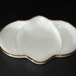 Vintage FIRE KING blanc et garnitures dorées Anchor Hocking, 3 parties, plat de relish divisé, plat de service, assiette divisée en verre de lait