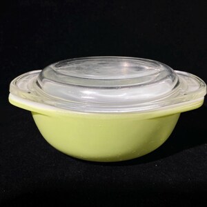 Pyrex limegrön minigryta 080 med genomskinligt glaslock, individuellt mjölkglas 4,5" i diameter, tillverkat i Kanada htf