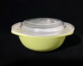 Mini cazuela Pyrex verde lima 080 con tapa de vidrio transparente, 11,4 cm de diámetro, individual, de vidrio opalino, fabricada en Canadá, difícil de encontrar.