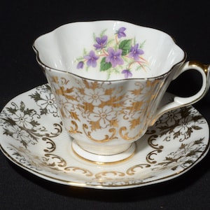 QUEEN ANNE Bone China gold floral teacup and saucer set with purple violet flowers England Vintage tea cup 168 CHIP