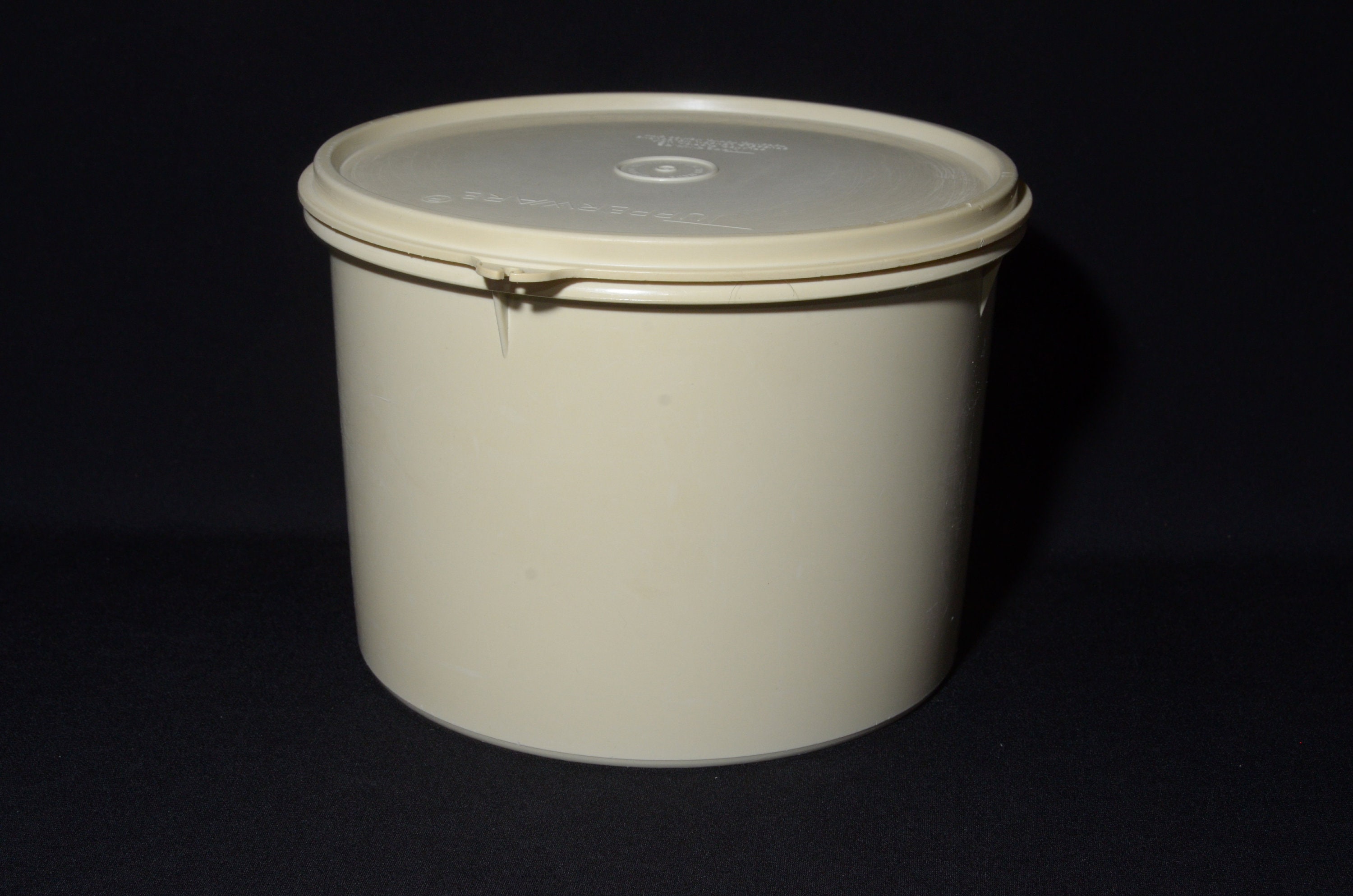 ヴィンテージ タッパーウェア アーモンド ラウンドコンテナ