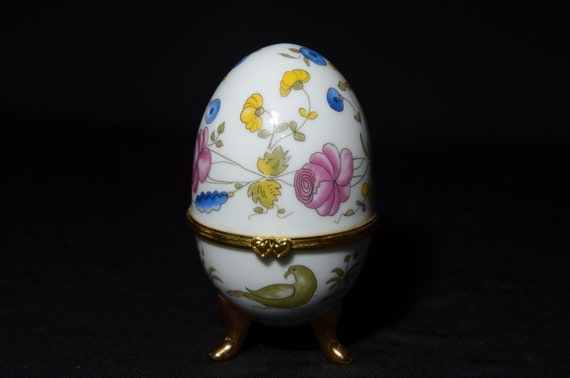 VINTAGE Egg Trinket Box Pill Box Earring Box Vint… - image 1