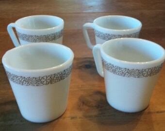 4 canecas de café/chá Pyrex Woodland Vintage marrons com alça em D, em vidro leitoso, em ótimo estado. Caneca Pyrex, EUA.