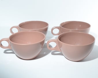 Puede incluir: Juego de cuatro tazas de té de cerámica marrón con asas redondeadas.