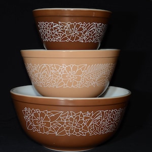 Juego de 3 cuencos PYREX Woodland 401 402 403 Juego de cuencos para mezclar Pyrex vintage de los años 70 Cocina vintage Marrón Beige Patrón floral ap EE. UU.
