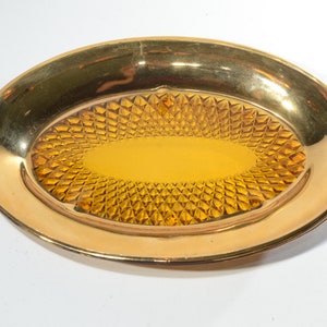 Plato para mantequilla con base ovalada y punta de diamante de vidrio ámbar vintage de Indiana Glass SIN TAPA con plato para servir con banda dorada grande CHIP ot