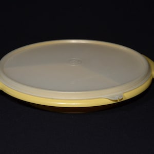 Vintage TUPPERWARE rundes kleines Serviertablett mit gefrostetem weißem Deckel geteiltes Partytablett Buffet Canada Mustard Gelbgold Basis 20 cm