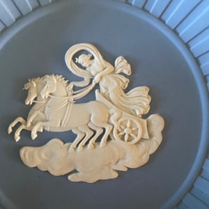 Vintage Wedgwood Jasperware Göttin der Morgenröte Pferde Wagen Cameo Griechisch blau weiß rund Schmuckstück Aschenbecher Pin Gericht 4 1/2 Rippe