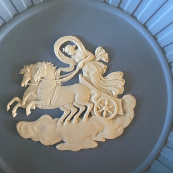 Vintage Wedgwood Jasperware Godin van de Dawn Horses Chariot Cameo Grieks blauw wit ronde trinket asbak pin schotel 4 1/2 rib