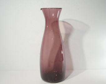 Cruche en verre violet améthyste avec bec verseur élégant vase Mid-Century mcm de haut de 11,5 po.