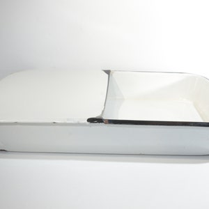 Orinal de hospital vintage rectangular de esmalte blanco con borde negro, equipo médico esmaltado