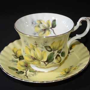 ROYAL ALBERT Yellow Bone China Teacup and saucer Yellow flower Gold Rimmed England Vintage 4502 Montrose Shape