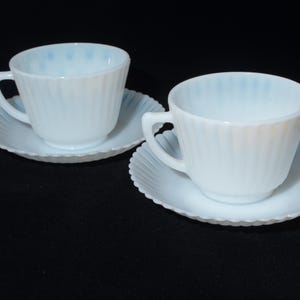Set van 2 MacBeth Evans theekop en schotel set opaalachtig depressieglas wit Cremax Monax Petalware theekop bloemblaadje