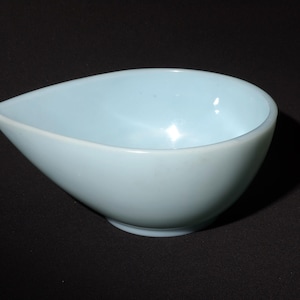 FIRE KING Delphite Blue Swedish Bowl w kształcie łezki 6,5" długości mała Kolekcjonerska misa Fire King Vintage Anchor Hocking w kształcie łezki