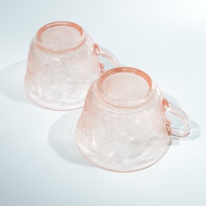 Set di 2 tazze da tè e caffè in vetro rosa effetto depressione di MacBeth-Evans con piattino e decorazioni floreali vintage. immagine 9