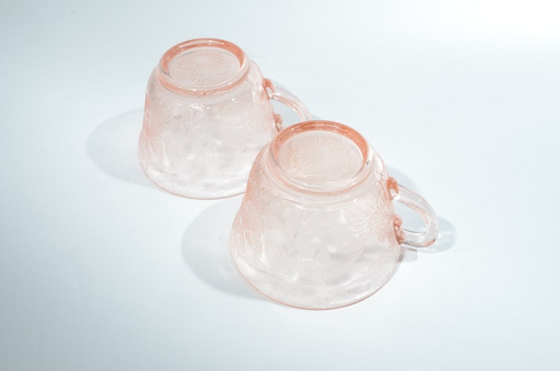 Set di 2 tazze da tè e caffè in vetro rosa effetto depressione di MacBeth-Evans con piattino e decorazioni floreali vintage. immagine 9