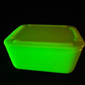 Jadeite McKee Green kleine Kühlschrankschale mit Deckel MCK markiert Depressionsglas Küchenlager Kühlschrank Uranglas CHIPPED RIM Fridgie