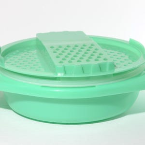 Rallador de queso verde Tupperware 787 tazón 786 tapa 230 3 piezas completo Mediados de siglo Plástico duro hecho en Canadá verde jadeíta