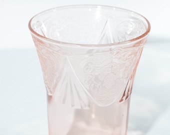 Vaso de cristal rosa Royal Lace de HAZEL ATLAS GLASS Co., 10,5 cm de alto, 266 ml, plano, color rosa.