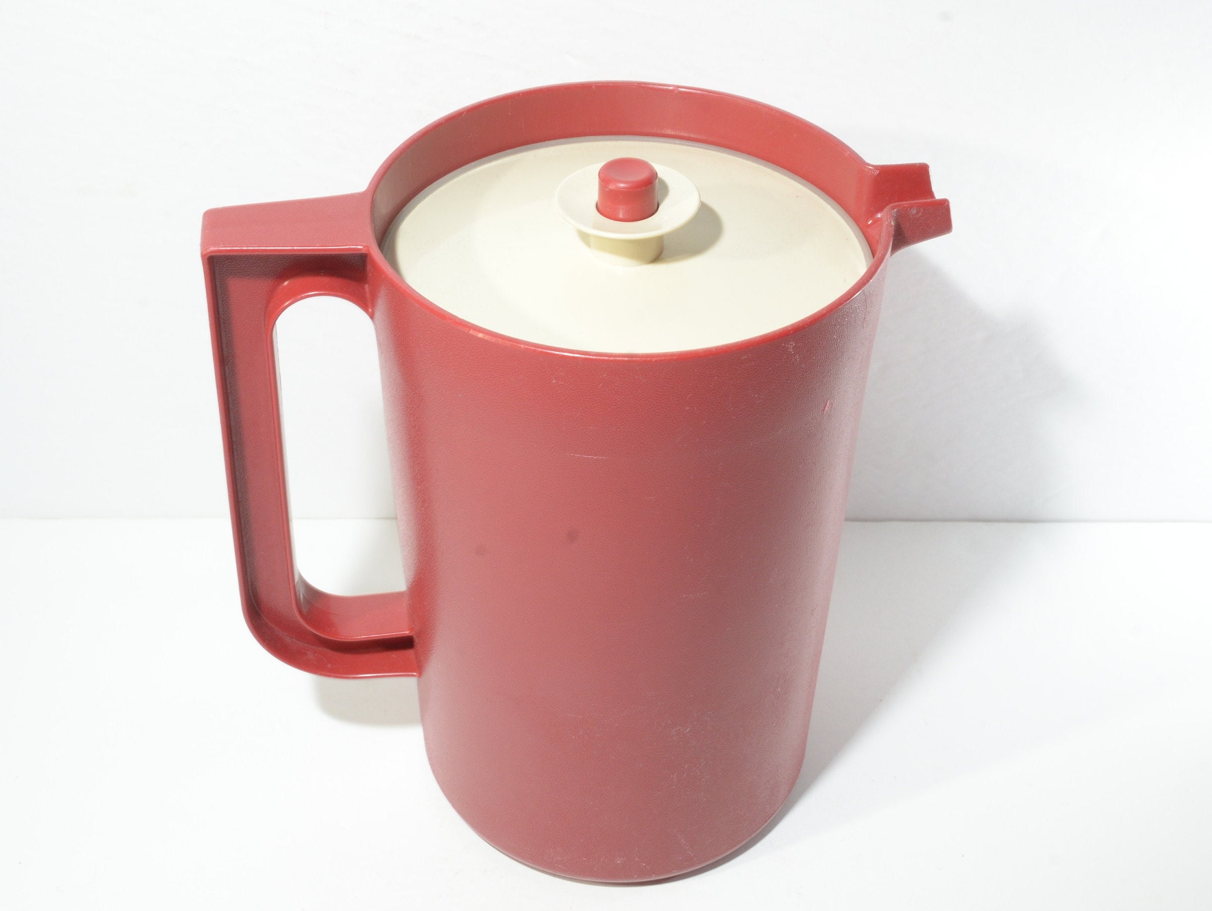 Jarra vintage TUPPERWARE 2 litros vermelha Borgonha Botão de pressão Economizador de espaço Servalier Juice Carafe suco de laranja 1676 8 xícaras