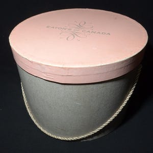 Caixa de papelão vintage Eaton's of Canada Round Hat, caixa de armazenamento, Montreal, rosa, cinza, alça de corda