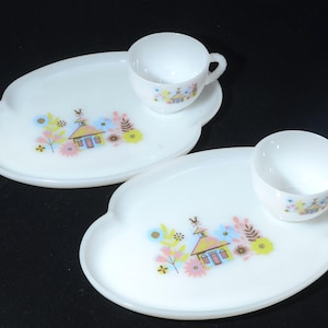 May include: A set of three ceramic nesting bowls in graduating sizes. The bowls are white with a speckled, textured finish and feature a slightly flared rim. Suitable for food preparation or serving.