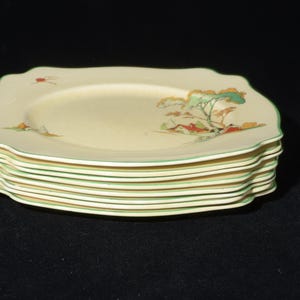 Conjunto de 8 pratos de salada de porcelana fina Wilkinson, modelo Clarice Cliff Royal Staffordshire Pottery Wilkinson, em porcelana Honeyglaze Snow White, usados, com 20 cm de diâmetro.