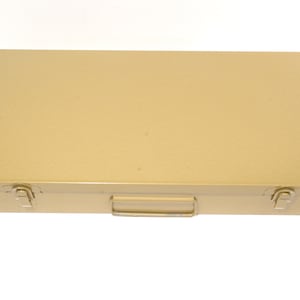 Peut inclure: Une mallette rectangulaire en métal beige avec une poignée et deux loquets. La mallette est fermée et repose sur une surface blanche. La mallette est probablement utilisée pour ranger ou transporter des objets.
