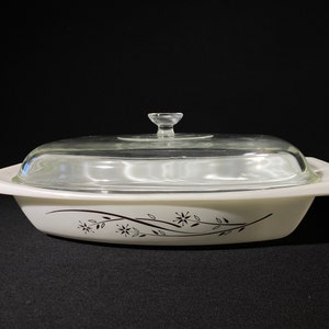 PYREX 033 Gyllene kaprifolmönster Gryta serveringsskål med klart glaslock vintage rektangulär samlarobjekt 1960-tals guldfärgade blommor blommig 1,5 qt