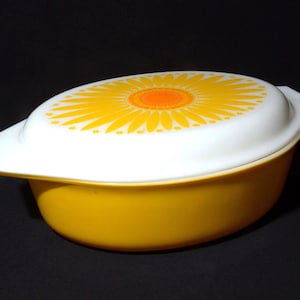PYREX Daisy Citrus large Casserole dish Opal lid baking serving 1960s yellow orange Sunflower 2 1/2 Quart (Qt) 045 vintage Pyrex 45 USA
