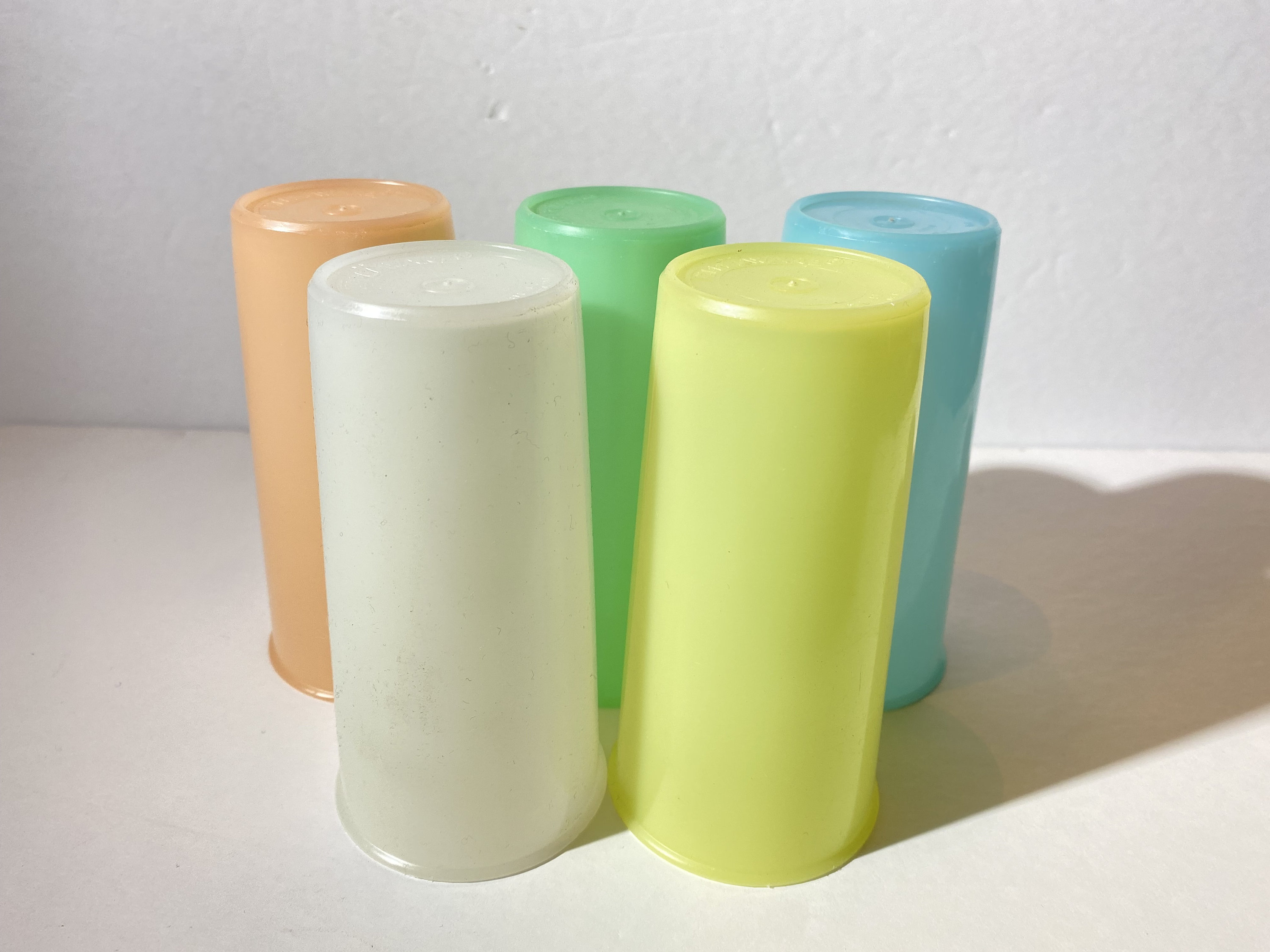 TUPPERWARE VINTAGE - Lot de 5 gobelets et leur couvercles 17 cl