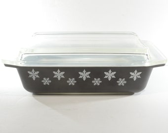 PYREX White on Black Snowflake Space Saver Baking Dish 2 Quart lid Promotional Vintage Mid-century htf rare 575 USA  spacesaver USA