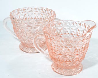 Juego de azucarero y cremera Jeannette Holiday Button and Bows de vidrio rosa estilo Depression Glass. Vidrio prensado de la década de 1940, sin tapa. DESCONCHADO. Hecho en EE. UU.