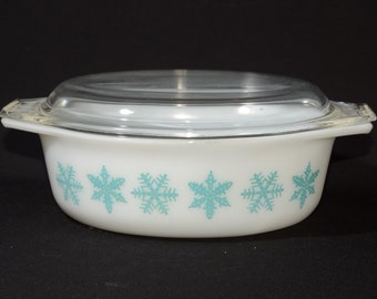 PYREX Snowflake Casserole Dish clear lid 1 1/2 Qt 1950s vintage 043 turquoise on White oval casserole Winter wonderful condition