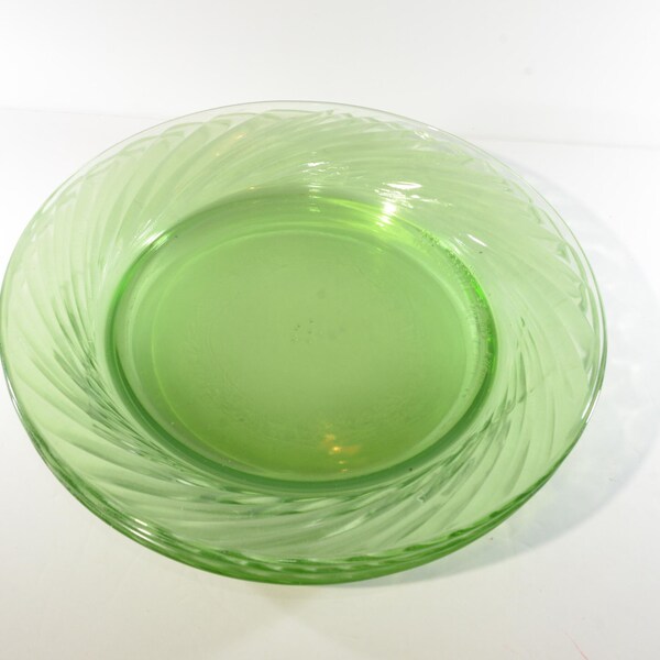 Set of 4 PYREX Festiva Spring green plate swirl rim 7 1/2 inches salad lunch plate green glass USA swirled edge great condition