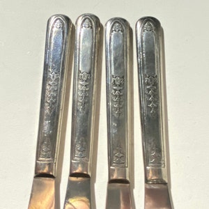 Vintage set of 4 WM. A Rogers flatware knife Set stainless mid century cutlery  9 inches