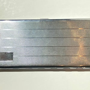 Vintage Kincraft cigarettfodral i plåt, kompakt rektangulär sminkdekor, tillverkad i England, silverfärgad metall, art deco