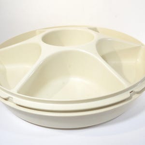 Vintage TUPPERWARE amandel groot midden verdeeld groente vegetarisch appetijt dienblad deksel feestblad buffet relish Canada 1665 et 1666