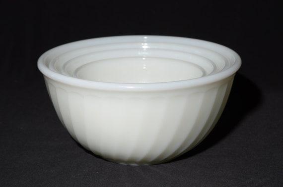 食器 Fire-King - Fire King WHITE Mixing Bowl FIRE KING White Swirl Mixing Bowl Set of 4 Milk Glass
