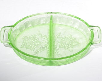 Plato de aperitivos Jeannette Glass Floral POINSETTIA verde depresión, de 2 partes, dividido, vintage, verde uranio depresión, DAÑADO EE. UU.